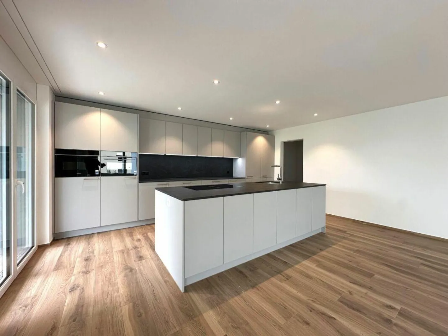 Living with Style - High-Quality 6.5-Room House with Plenty of Space - Photo 6 of 13