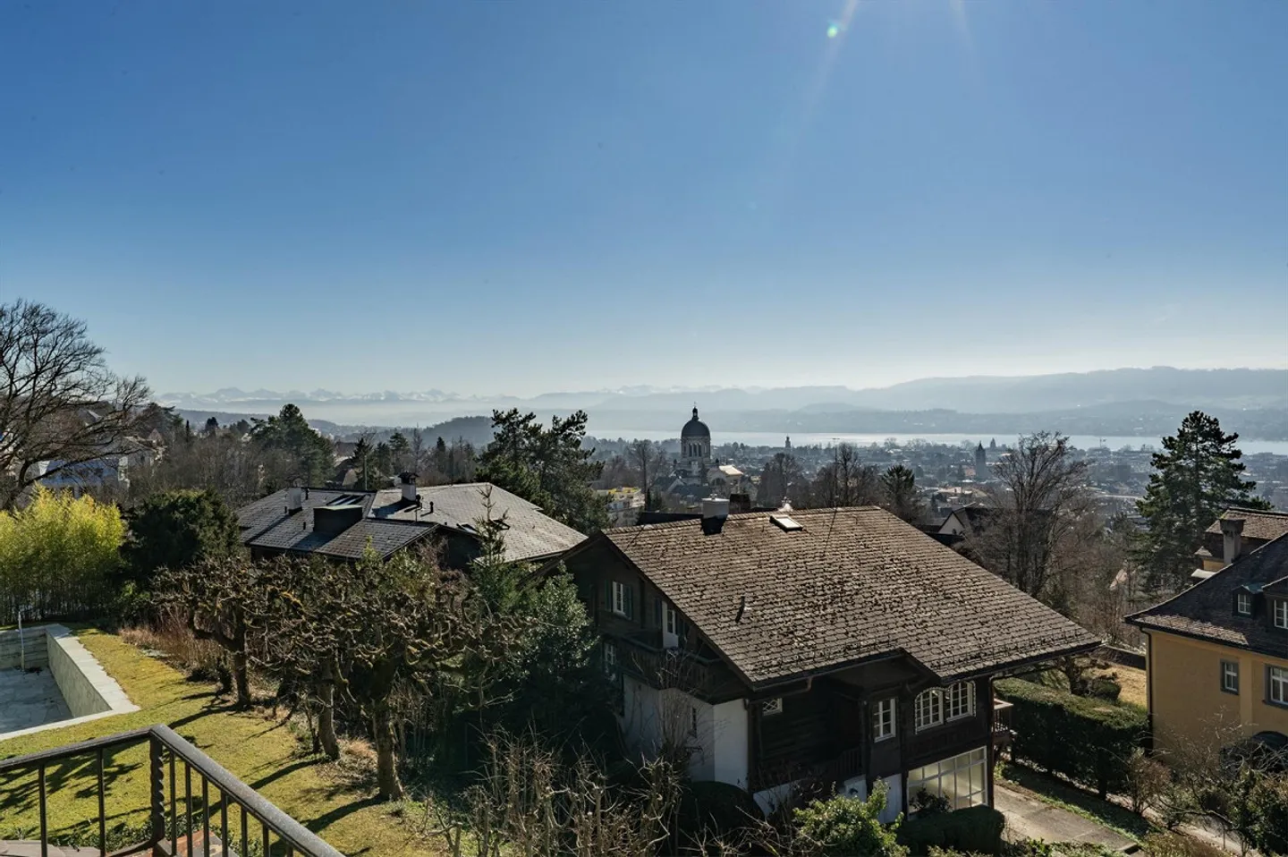 Elegant city villa with impressive spatial feeling - Photo 1 of 7