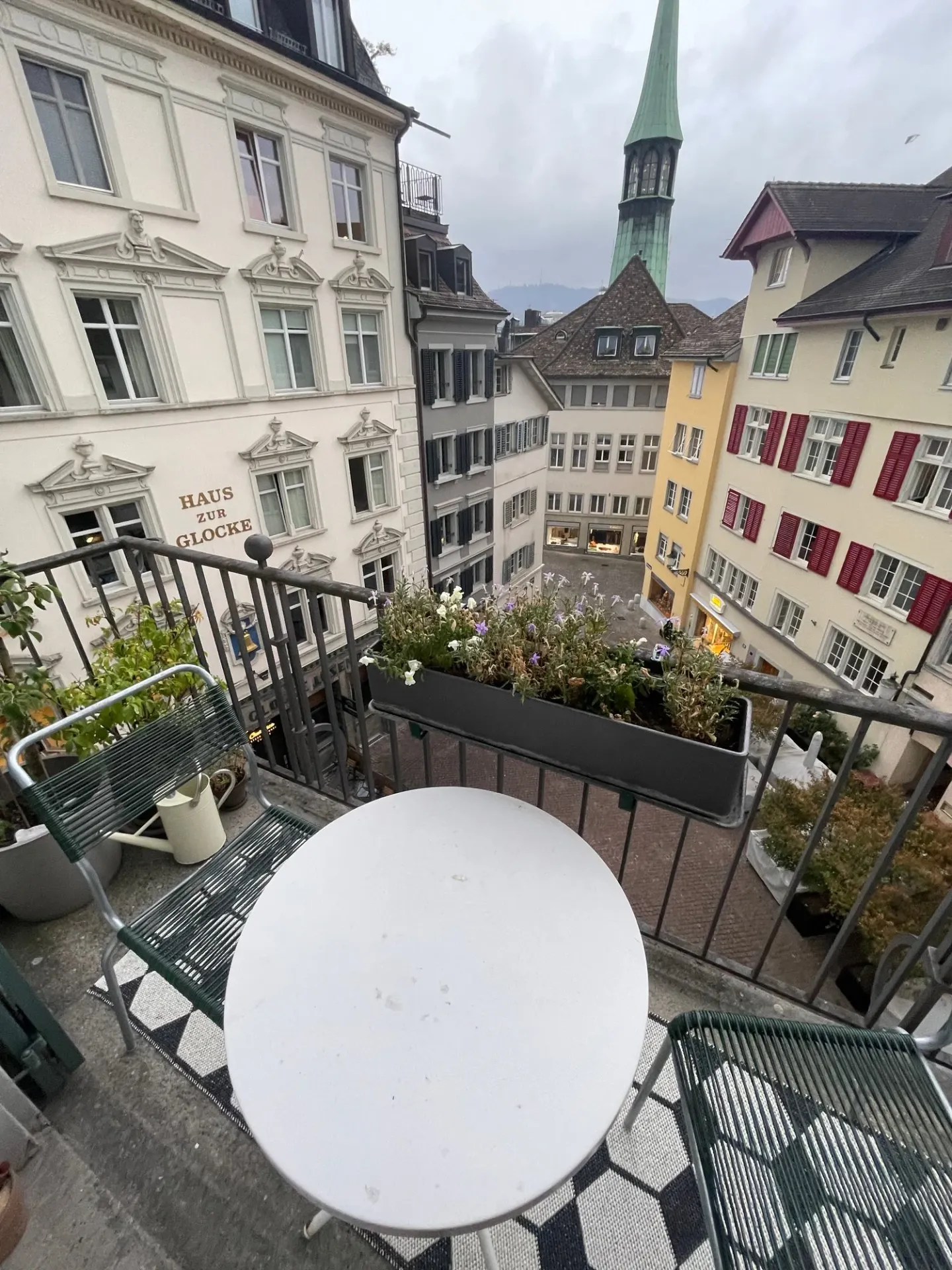 Charming 3-room apartment with balcony in Zurich's old town - Photo 1 of 14
