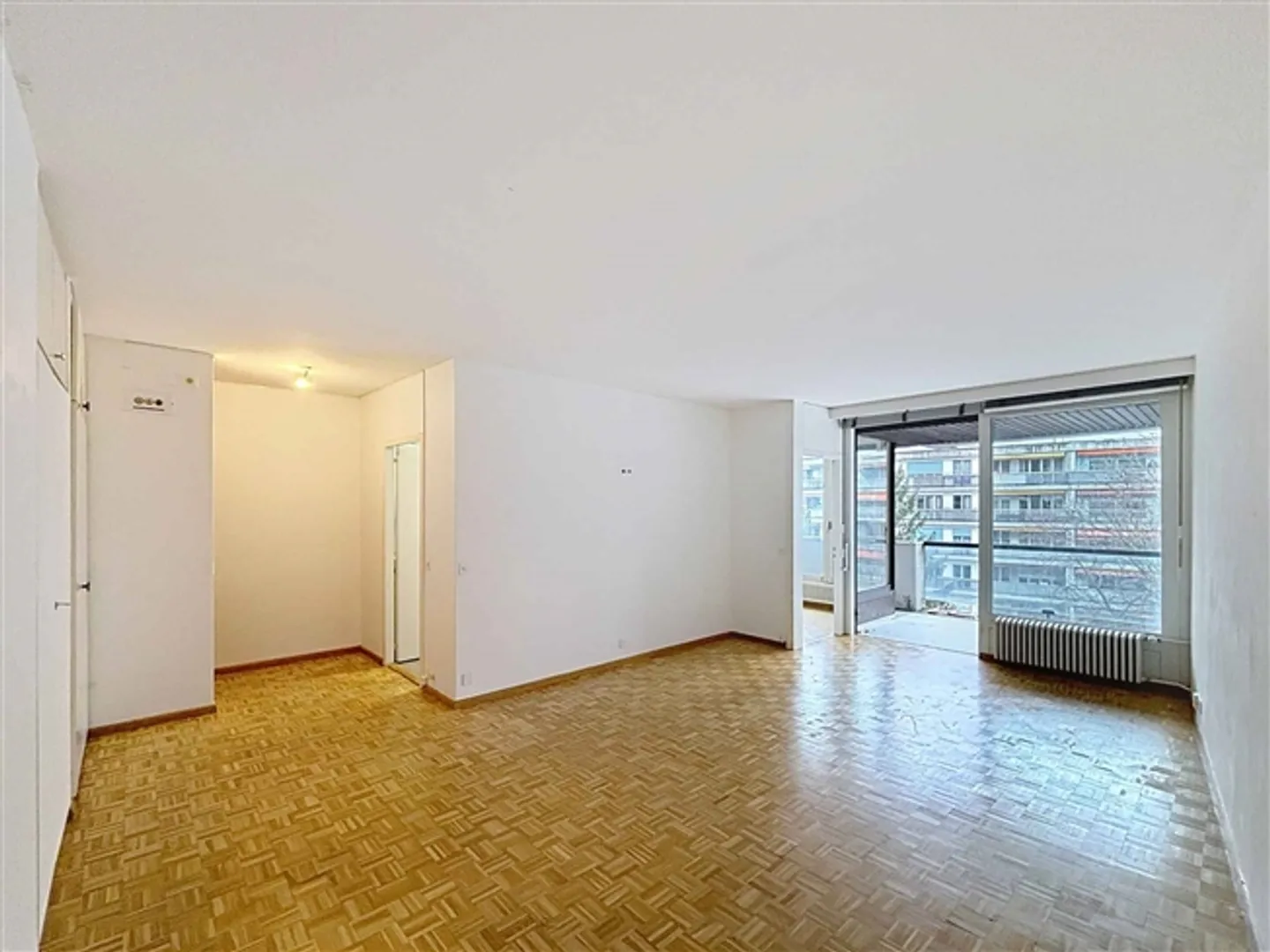 EN EXCLUSIVITÉ - Agréable appartement deux pièces au dernier étage, dans un calme absolu - Photo 1 sur 10