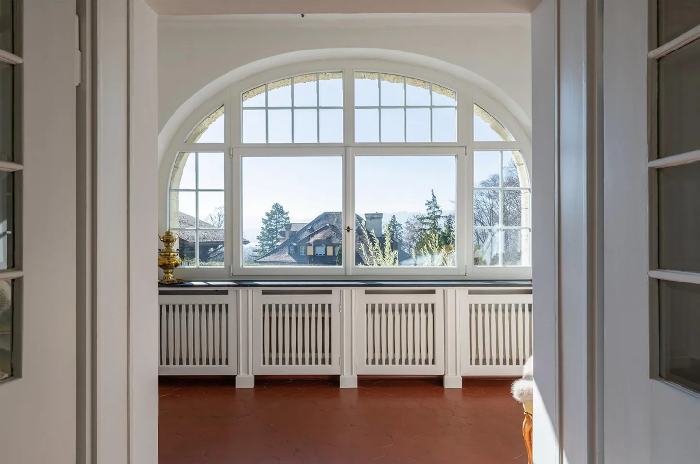 Elegant city villa with impressive spatial feeling - Photo 2 of 7