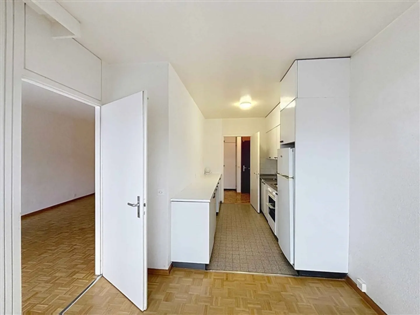 EN EXCLUSIVITÉ - Agréable appartement deux pièces au dernier étage, dans un calme absolu - Photo 4 sur 10