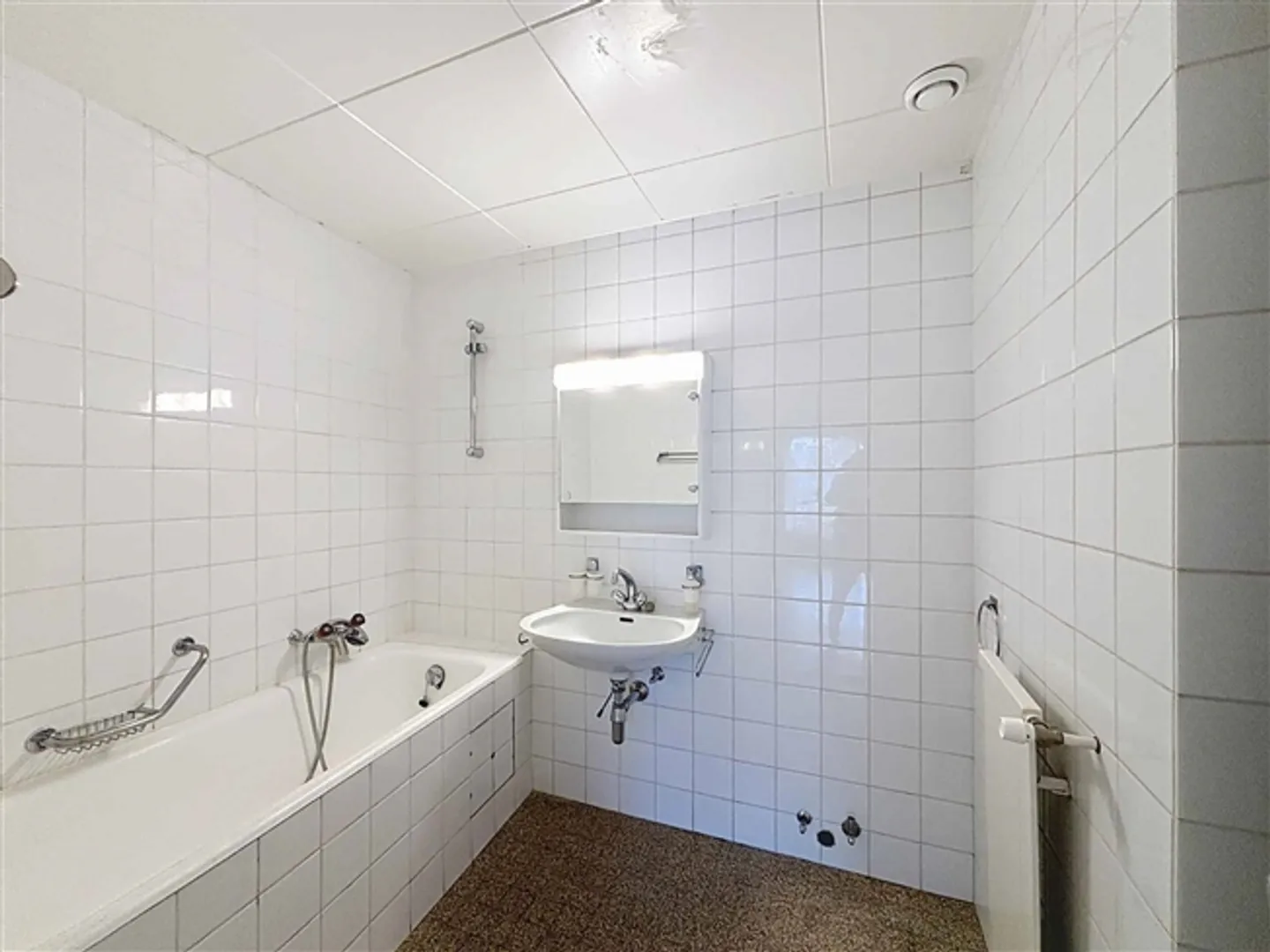 EN EXCLUSIVITÉ - Agréable appartement deux pièces au dernier étage, dans un calme absolu - Photo 7 sur 10