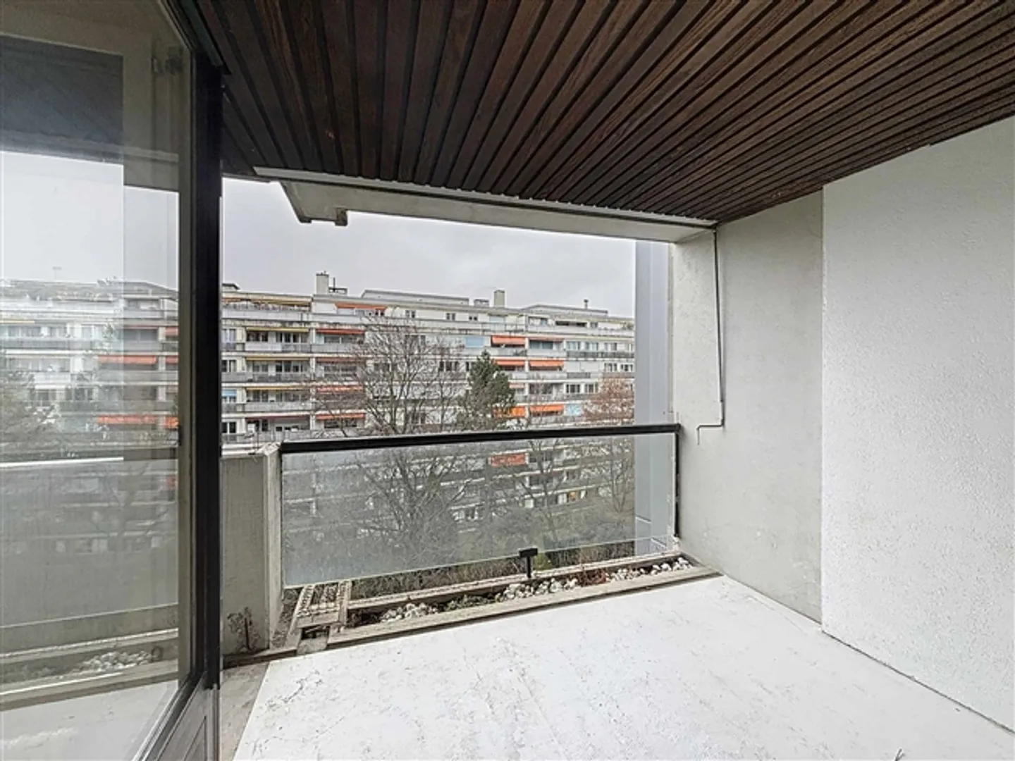 EN EXCLUSIVITÉ - Agréable appartement deux pièces au dernier étage, dans un calme absolu - Photo 8 sur 10