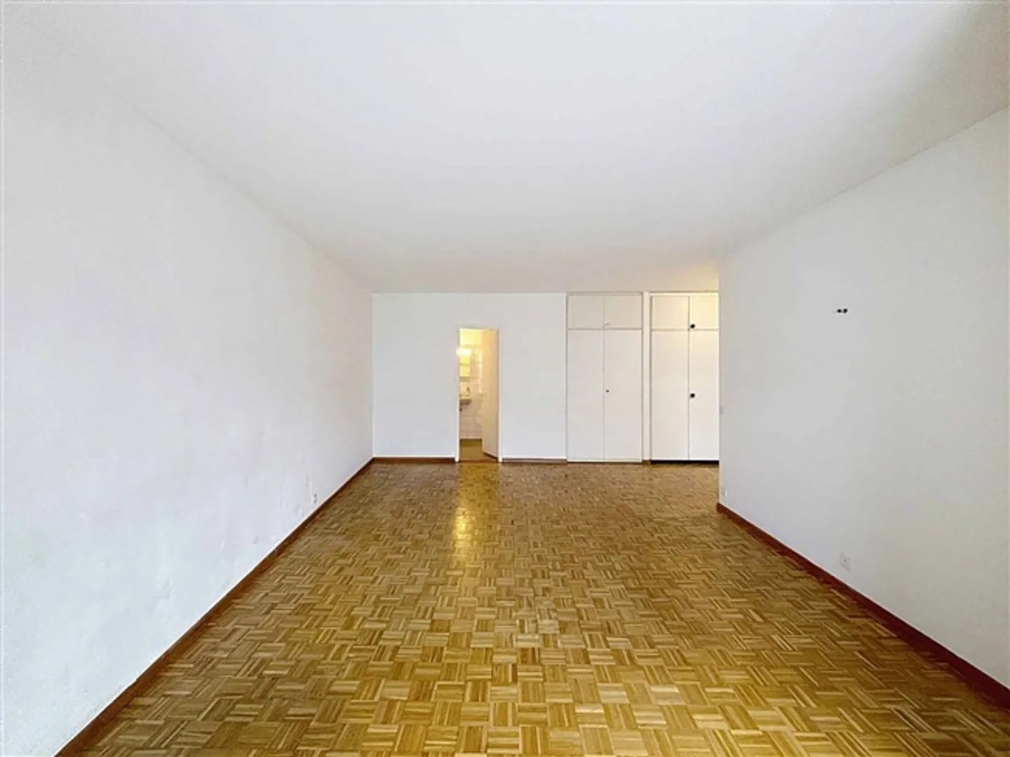 EN EXCLUSIVITÉ - Agréable appartement deux pièces au dernier étage, dans un calme absolu - Photo 2 sur 10