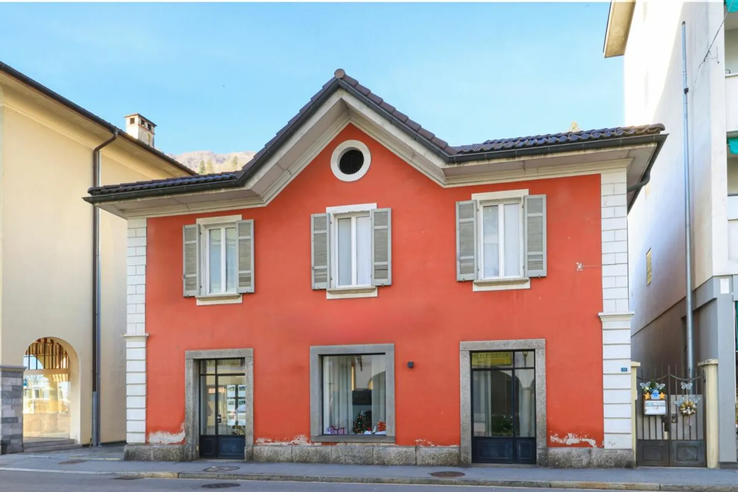 BRISSAGO - Charmante maison avec espace commercial et appartement - Photo 1 sur 24
