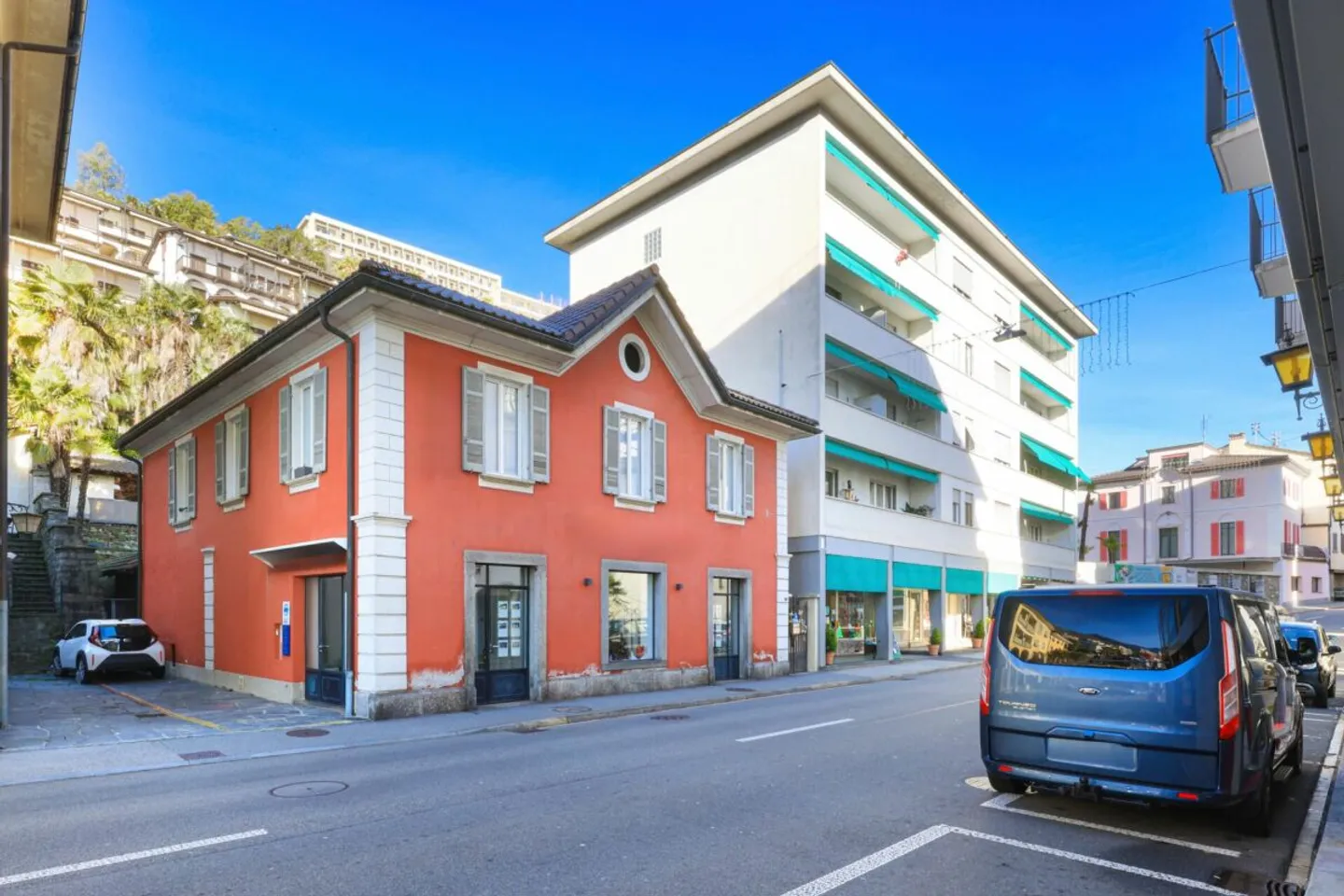 BRISSAGO - Charmante maison avec espace commercial et appartement - Photo 2 sur 24