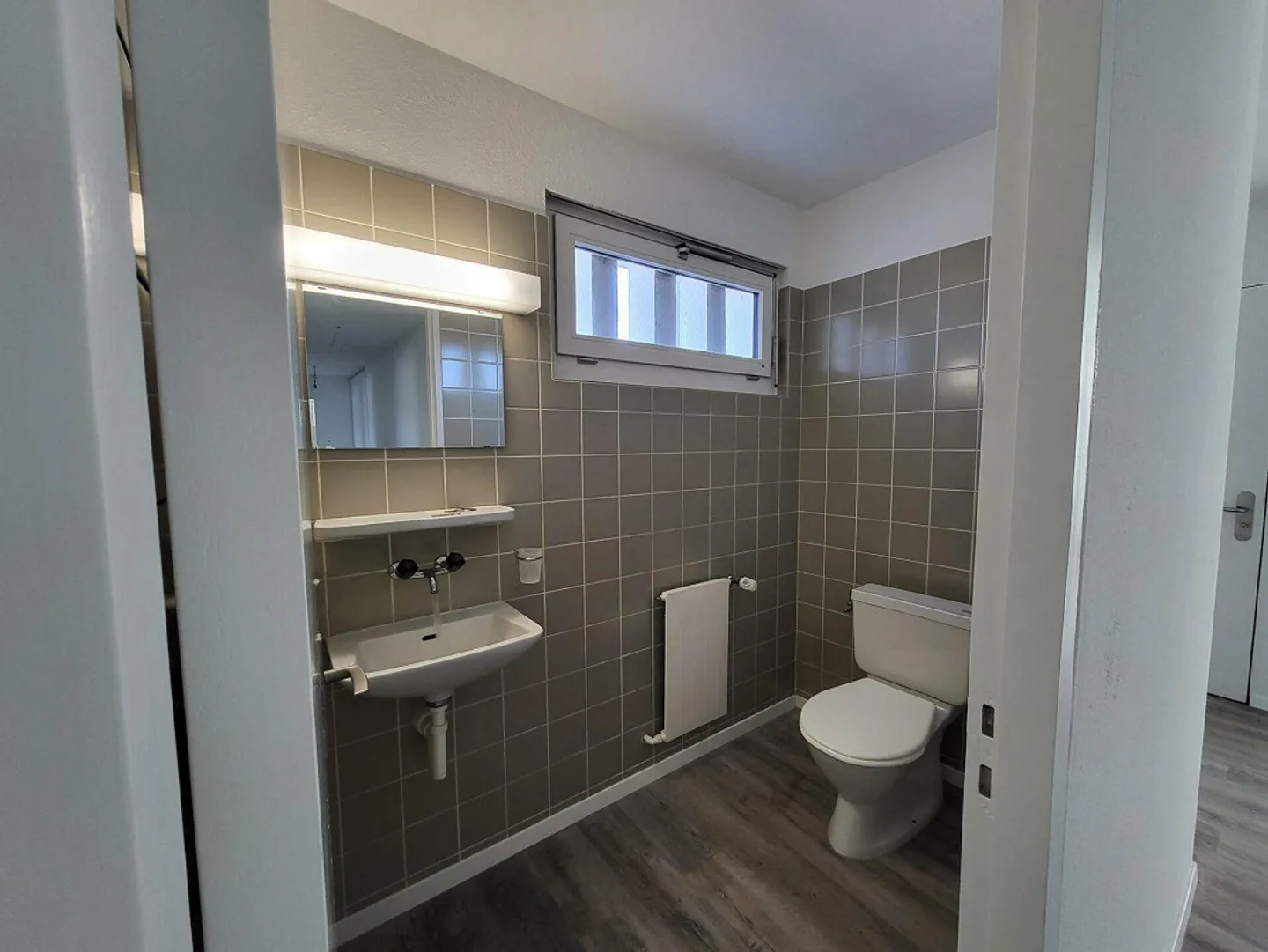 Affittiamo un appartamento di 4,5 stanze recentemente ristrutturato al 1° piano della stazione di Rekingen - Foto 2 di 5