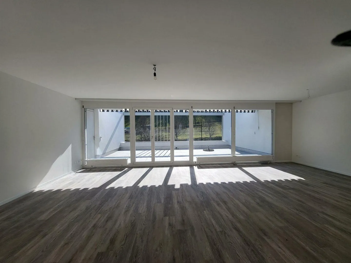 Affittiamo un appartamento di 4,5 stanze recentemente ristrutturato al 1° piano della stazione di Rekingen - Foto 4 di 5