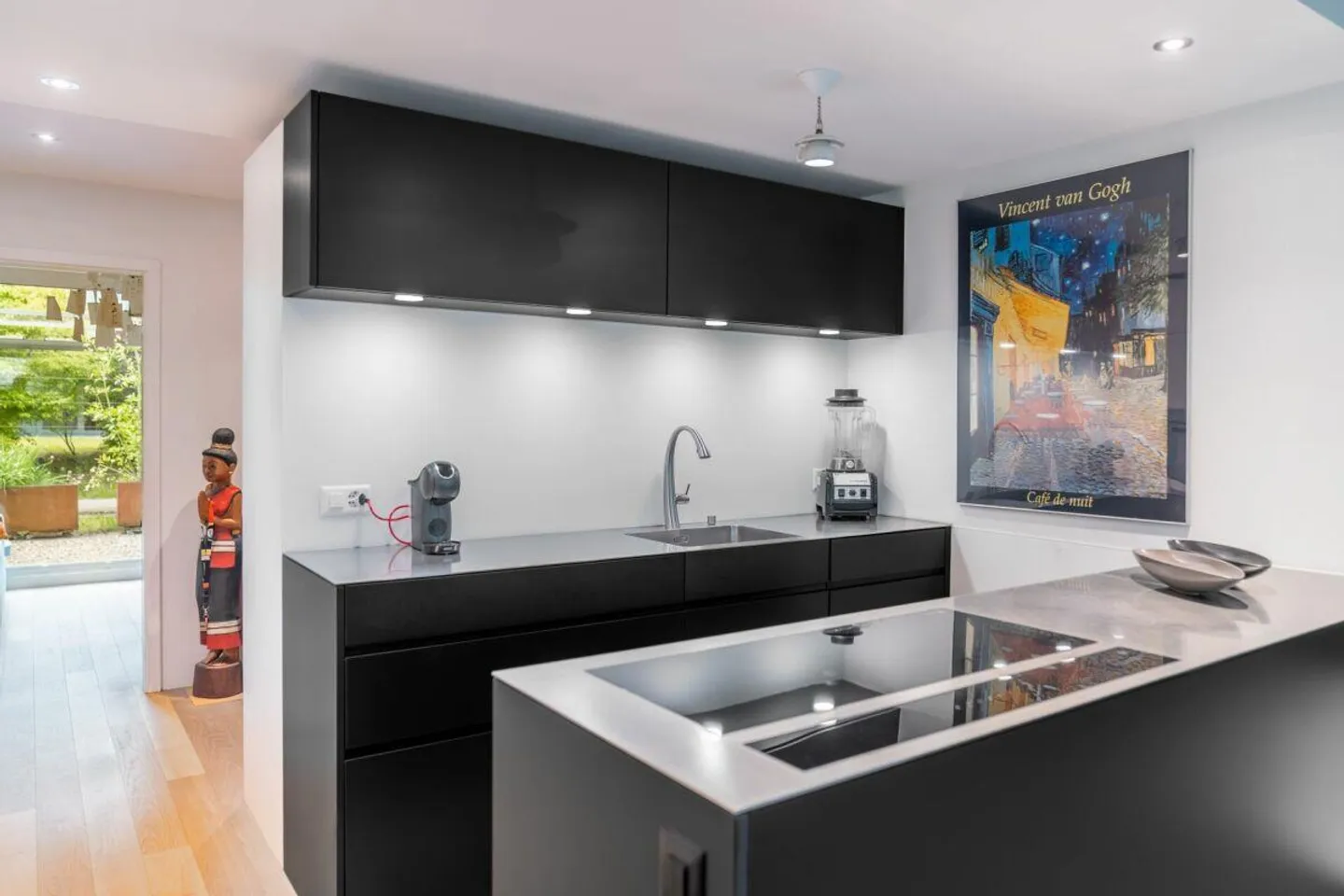 Noble Garden Apartment in Central Location - Photo 3 of 16