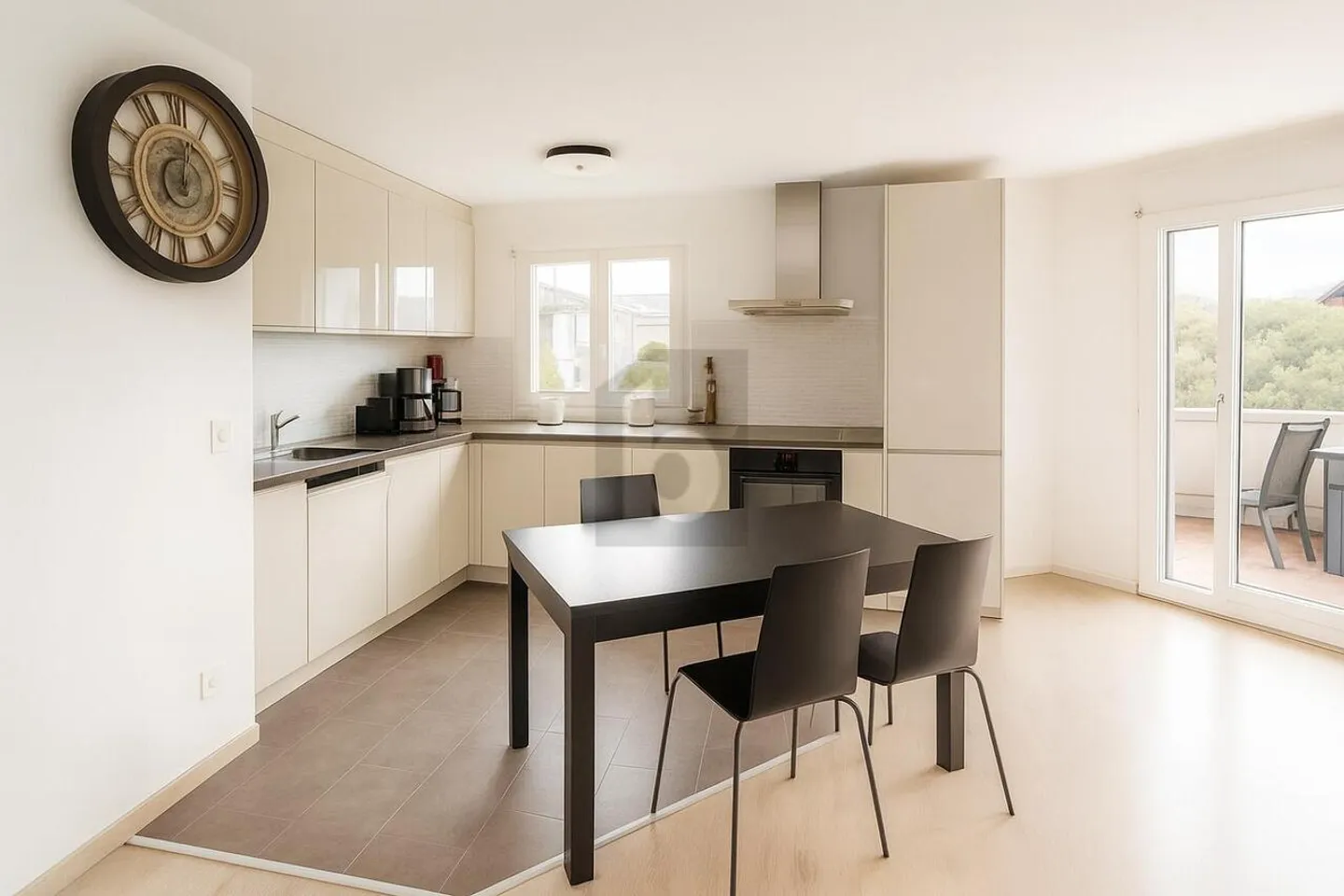 DUPLEX LUMINEUX AVEC BALCON À DEUX PAS DU LAC - Photo 4 sur 6