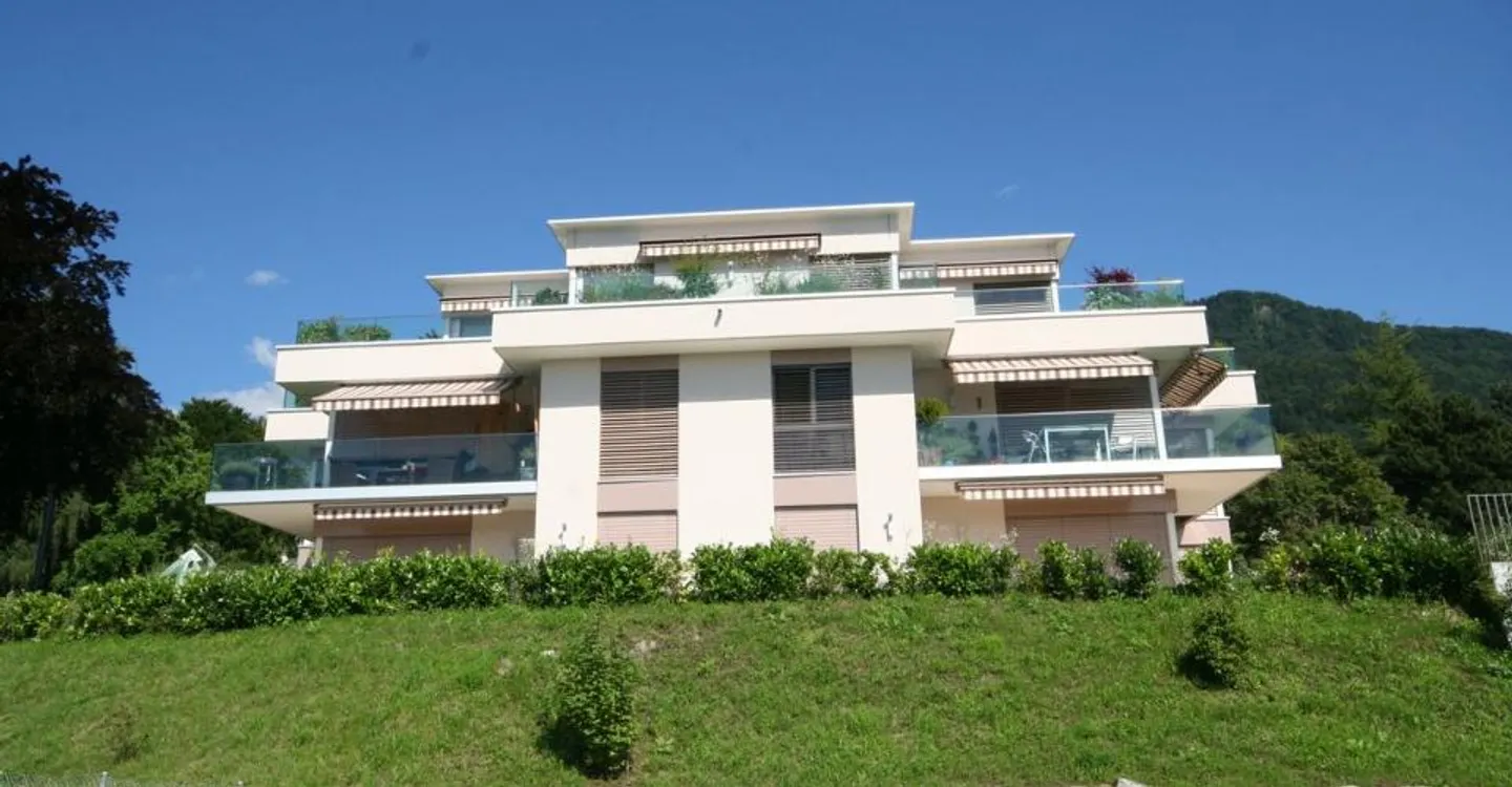 SPACIOUS 5.5-ROOM APARTMENT WITH GRAND VIEW OF THE LAKE AND MOUNTAINS - Photo 2 of 11