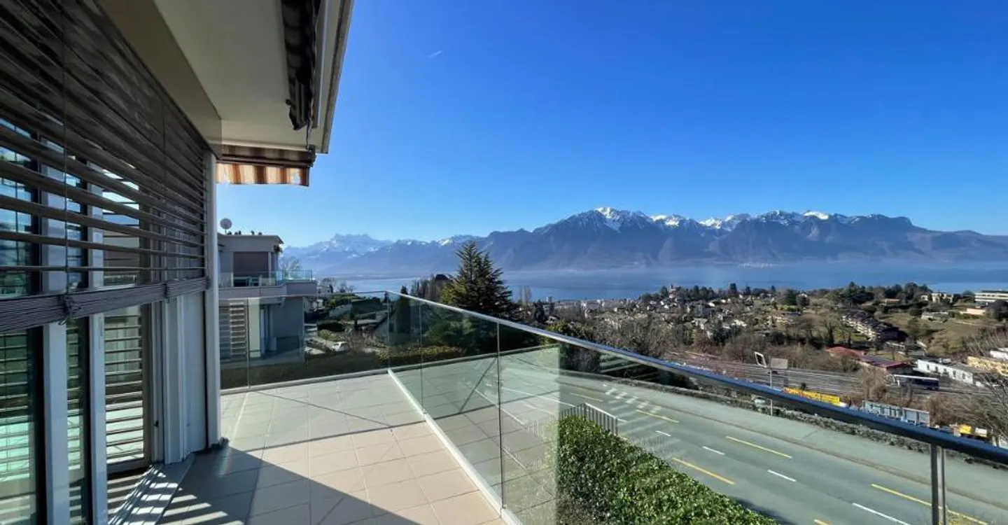 SPACIOUS 5.5-ROOM APARTMENT WITH GRAND VIEW OF THE LAKE AND MOUNTAINS - Photo 5 of 11