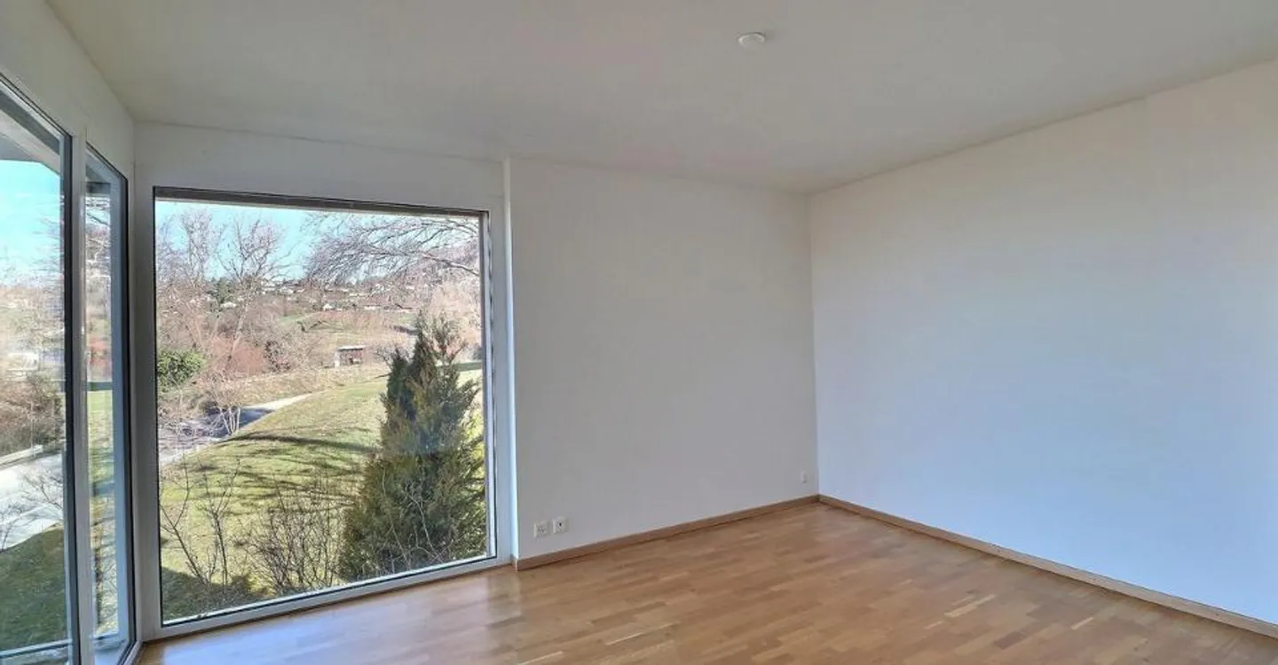 SPACIOUS 5.5-ROOM APARTMENT WITH GRAND VIEW OF THE LAKE AND MOUNTAINS - Photo 8 of 11