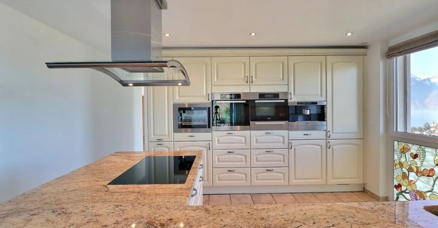 SPACIOUS 5.5-ROOM APARTMENT WITH GRAND VIEW OF THE LAKE AND MOUNTAINS - Photo 11 of 11