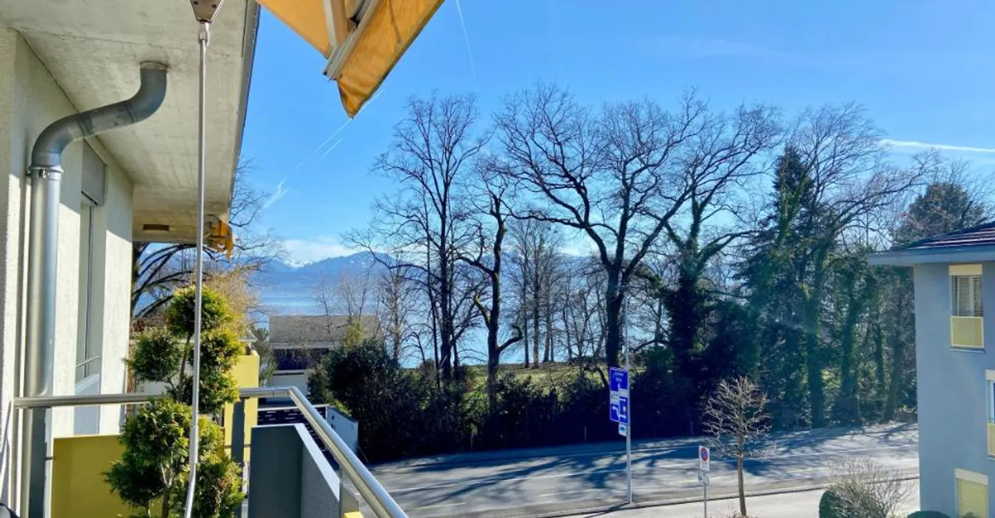 EINEN STEINWURF VON DEN UFERN ENTFERNT - GERÄUMIGES PENTHOUSE MIT BALKON UND SEEBLICK - Foto 1 von 12