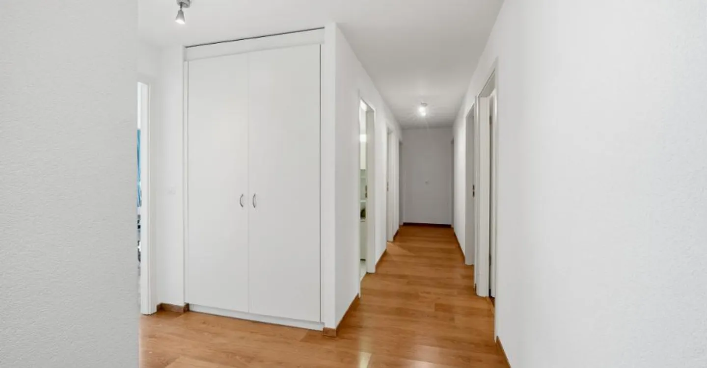 EINEN STEINWURF VON DEN UFERN ENTFERNT - GERÄUMIGES PENTHOUSE MIT BALKON UND SEEBLICK - Foto 2 von 12