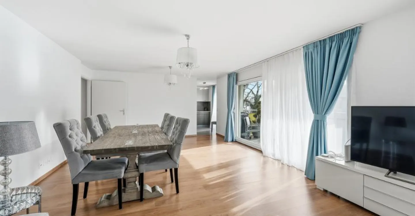 EINEN STEINWURF VON DEN UFERN ENTFERNT - GERÄUMIGES PENTHOUSE MIT BALKON UND SEEBLICK - Foto 4 von 12