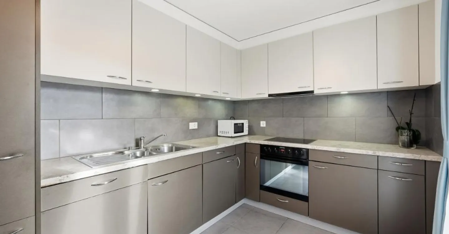 EINEN STEINWURF VON DEN UFERN ENTFERNT - GERÄUMIGES PENTHOUSE MIT BALKON UND SEEBLICK - Foto 8 von 12