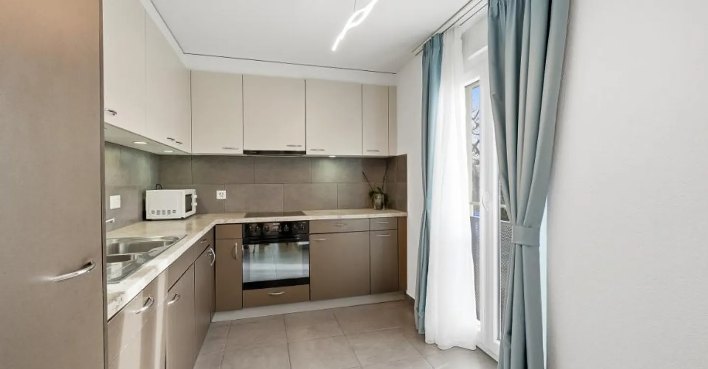 EINEN STEINWURF VON DEN UFERN ENTFERNT - GERÄUMIGES PENTHOUSE MIT BALKON UND SEEBLICK - Foto 7 von 12