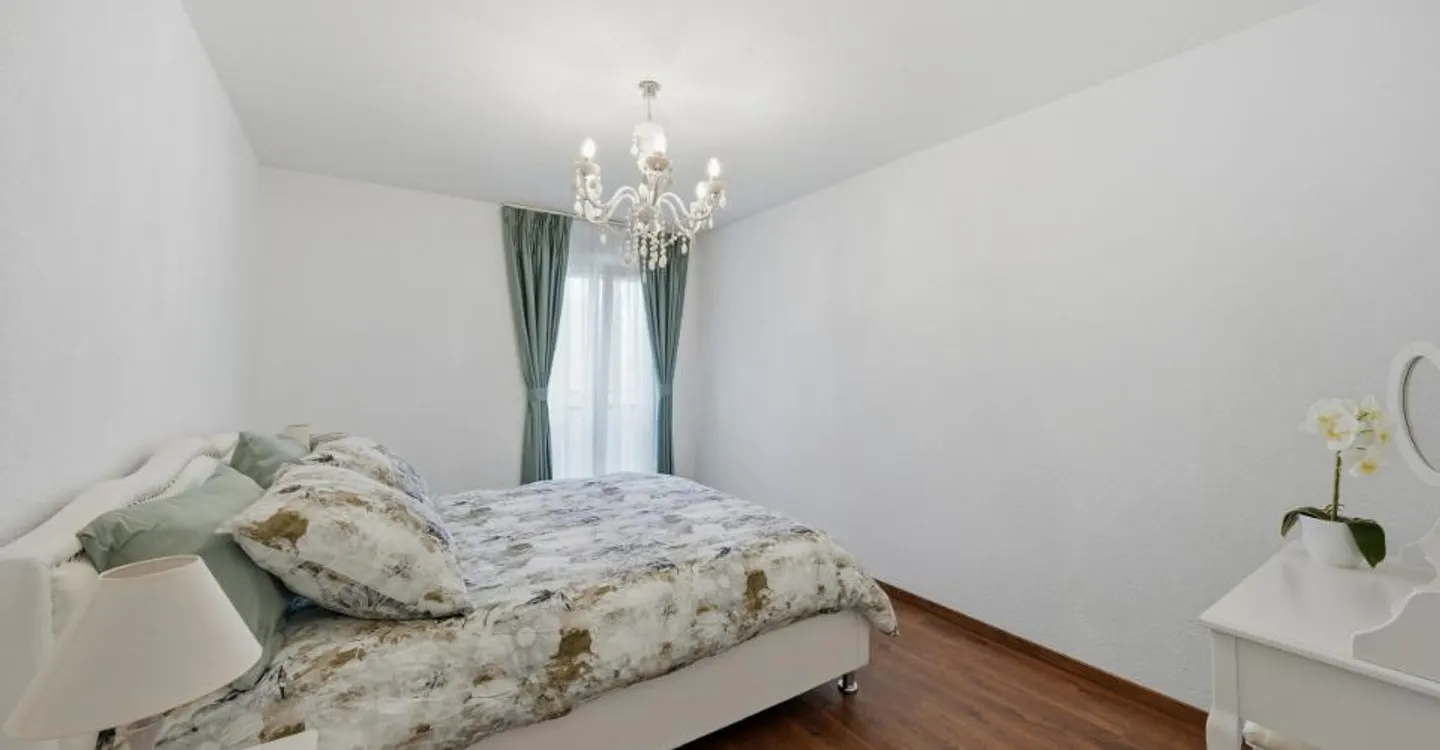 EINEN STEINWURF VON DEN UFERN ENTFERNT - GERÄUMIGES PENTHOUSE MIT BALKON UND SEEBLICK - Foto 9 von 12