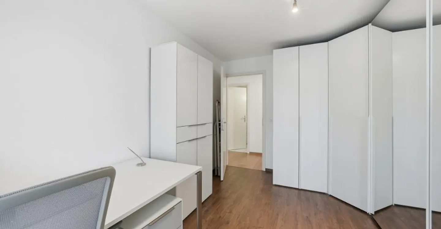 EINEN STEINWURF VON DEN UFERN ENTFERNT - GERÄUMIGES PENTHOUSE MIT BALKON UND SEEBLICK - Foto 10 von 12