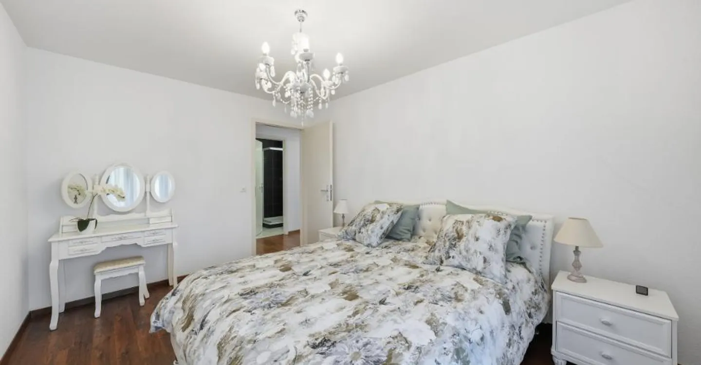 EINEN STEINWURF VON DEN UFERN ENTFERNT - GERÄUMIGES PENTHOUSE MIT BALKON UND SEEBLICK - Foto 11 von 12