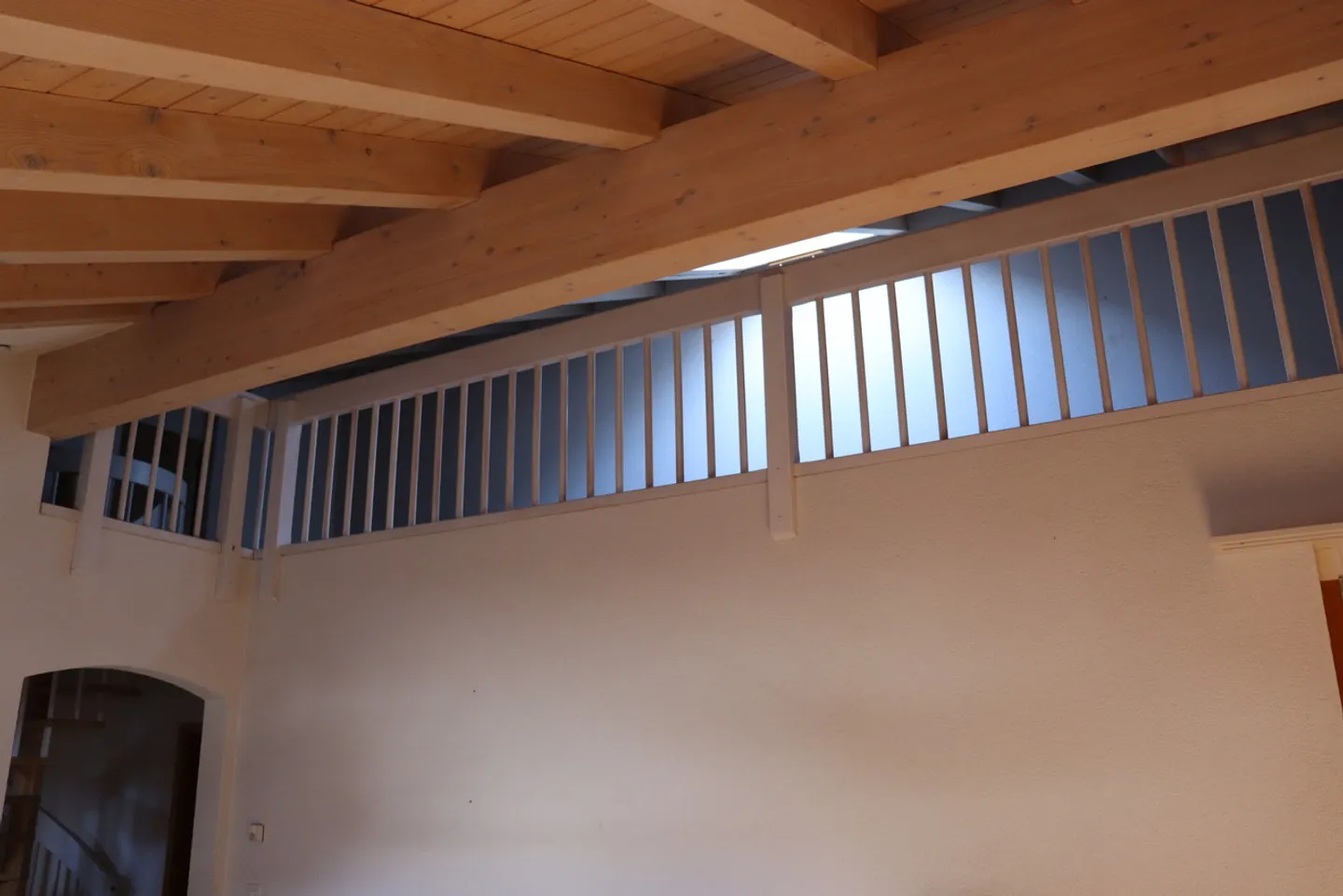 Charming 3.5-room apartment with gallery and balcony in Wilderswil! - Photo 9 of 16