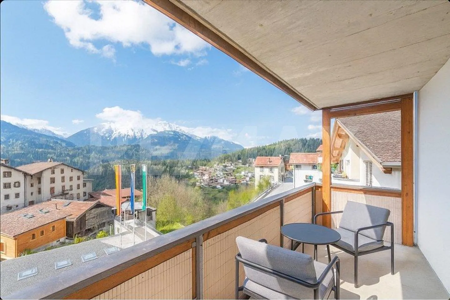 Charmante 4½ Zimmer-Wohnung mit Bergsicht in Trin - Foto 1 von 6
