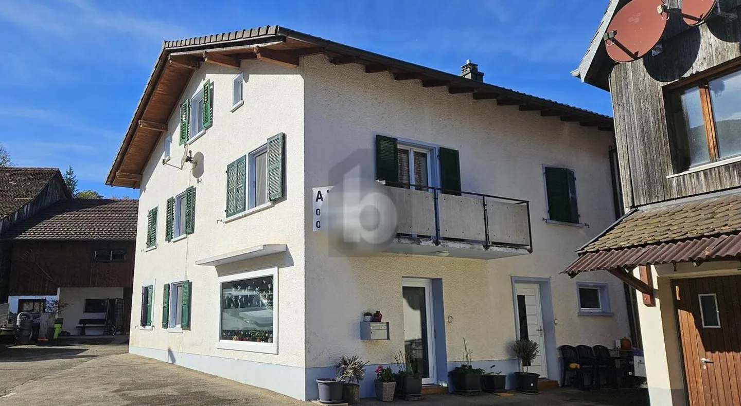 SPACIOUS FULLY RENOVATED IN A QUIET LOCATION - Photo 3 of 5