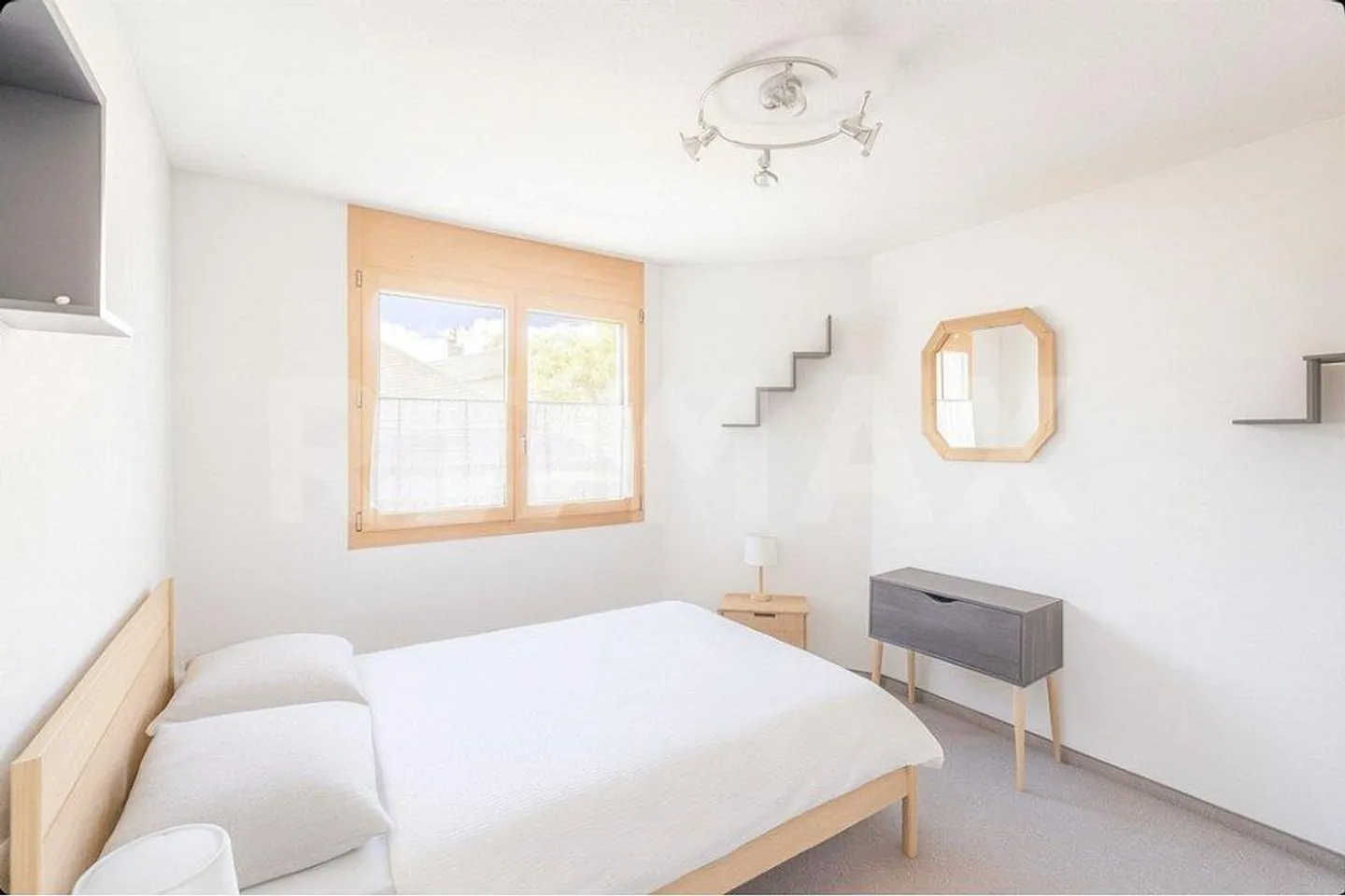 Charmante 4½ Zimmer-Wohnung mit Bergsicht in Trin - Foto 5 von 6