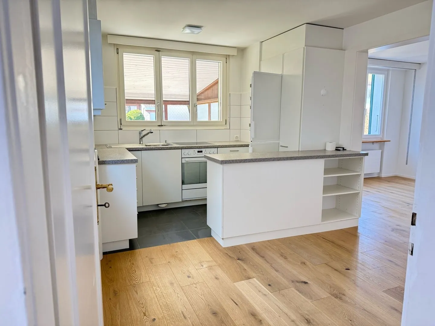 Modernes Doppeleinfamilienhaus mit Garten - Foto 2 von 16