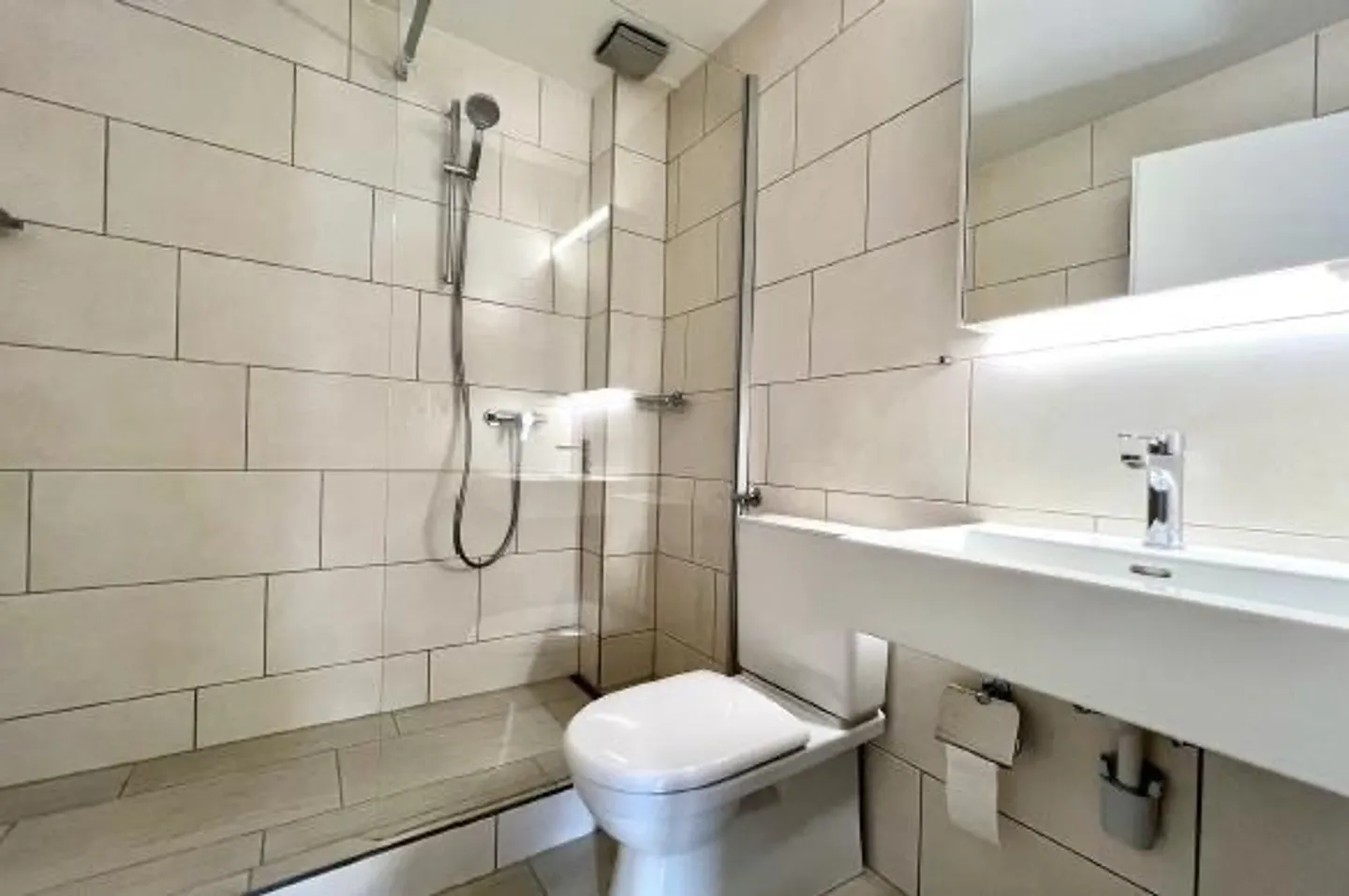 Modernes Doppeleinfamilienhaus mit Garten - Foto 9 von 16
