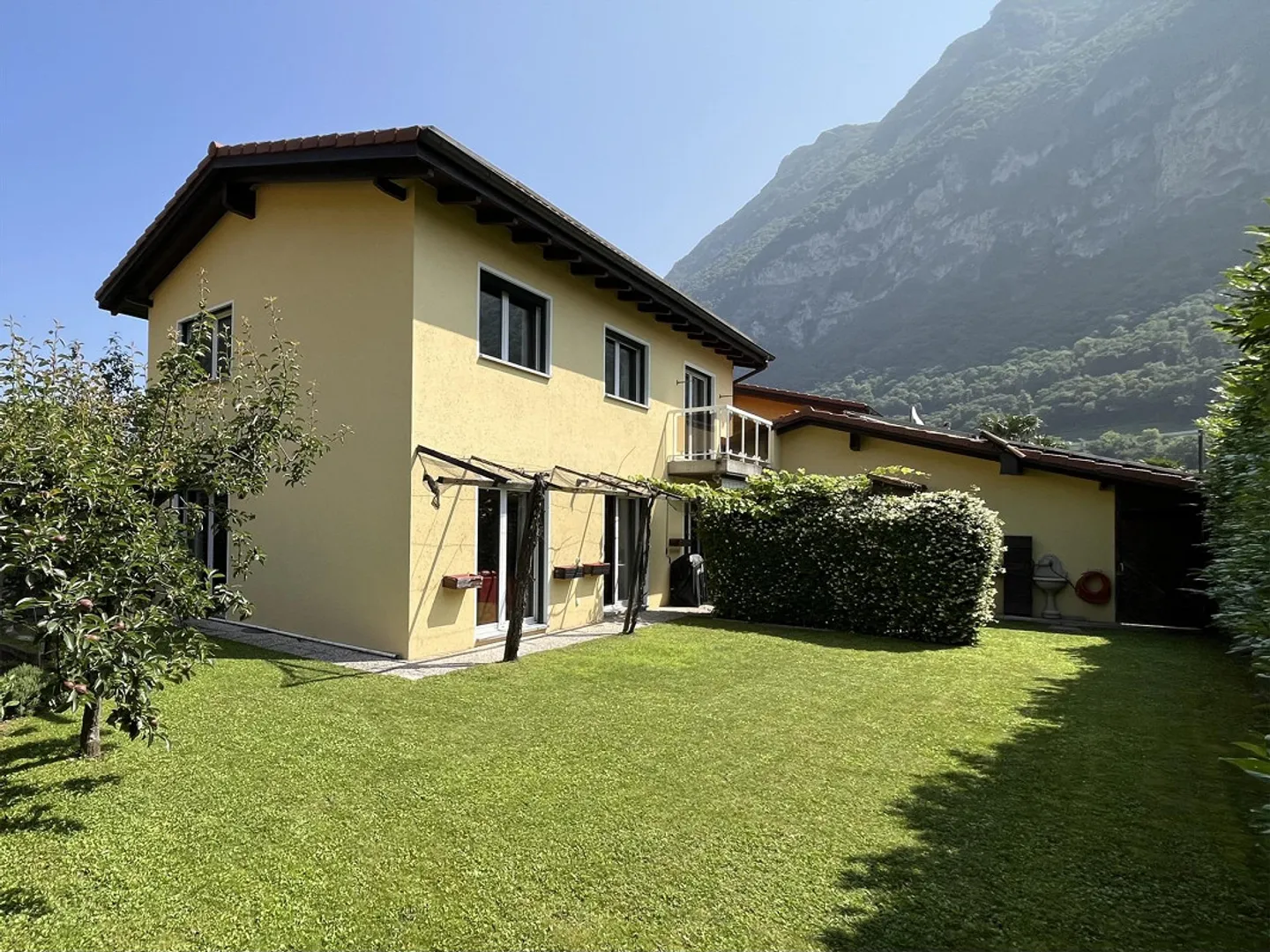 VILLA 4.5 LOC. IN BIOEDILIZA CON GIARDINO A RIVA SAN VITALE - Foto 1 di 9