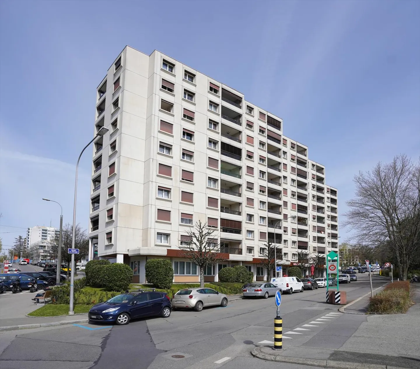 Appartement rafraîchi de 3 pièces au 9? étage, avec balcon et vue dégagée. - Photo 1 sur 9