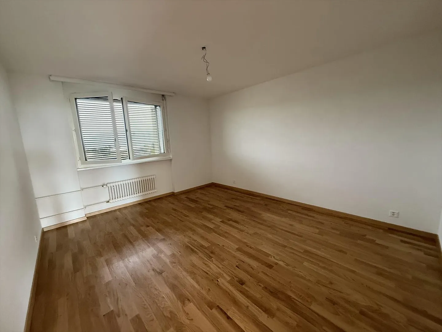 Appartement rafraîchi de 3 pièces au 9? étage, avec balcon et vue dégagée. - Photo 3 sur 9