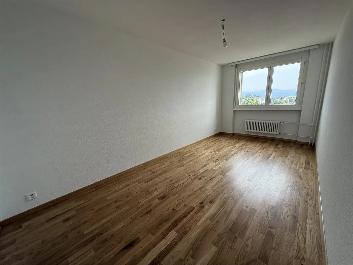 Appartement rafraîchi de 3 pièces au 9? étage, avec balcon et vue dégagée. - Photo 4 sur 9