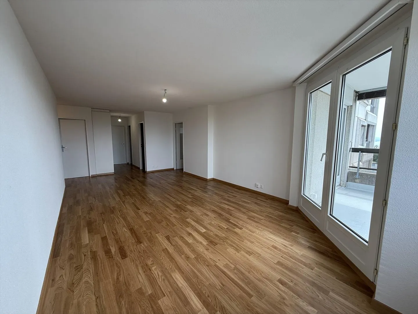 Appartement rafraîchi de 3 pièces au 9? étage, avec balcon et vue dégagée. - Photo 2 sur 9