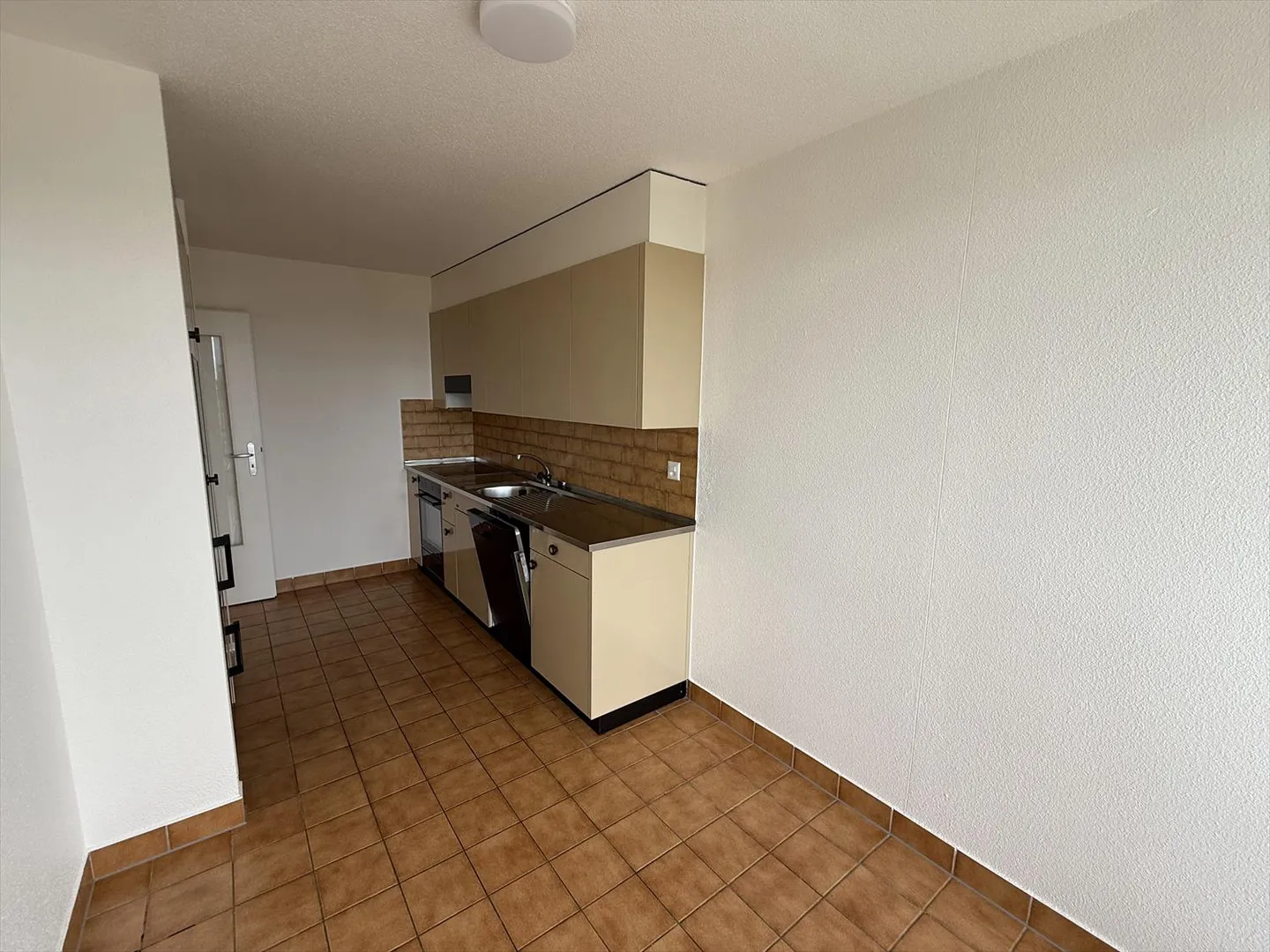 Appartement rafraîchi de 3 pièces au 9? étage, avec balcon et vue dégagée. - Photo 6 sur 9