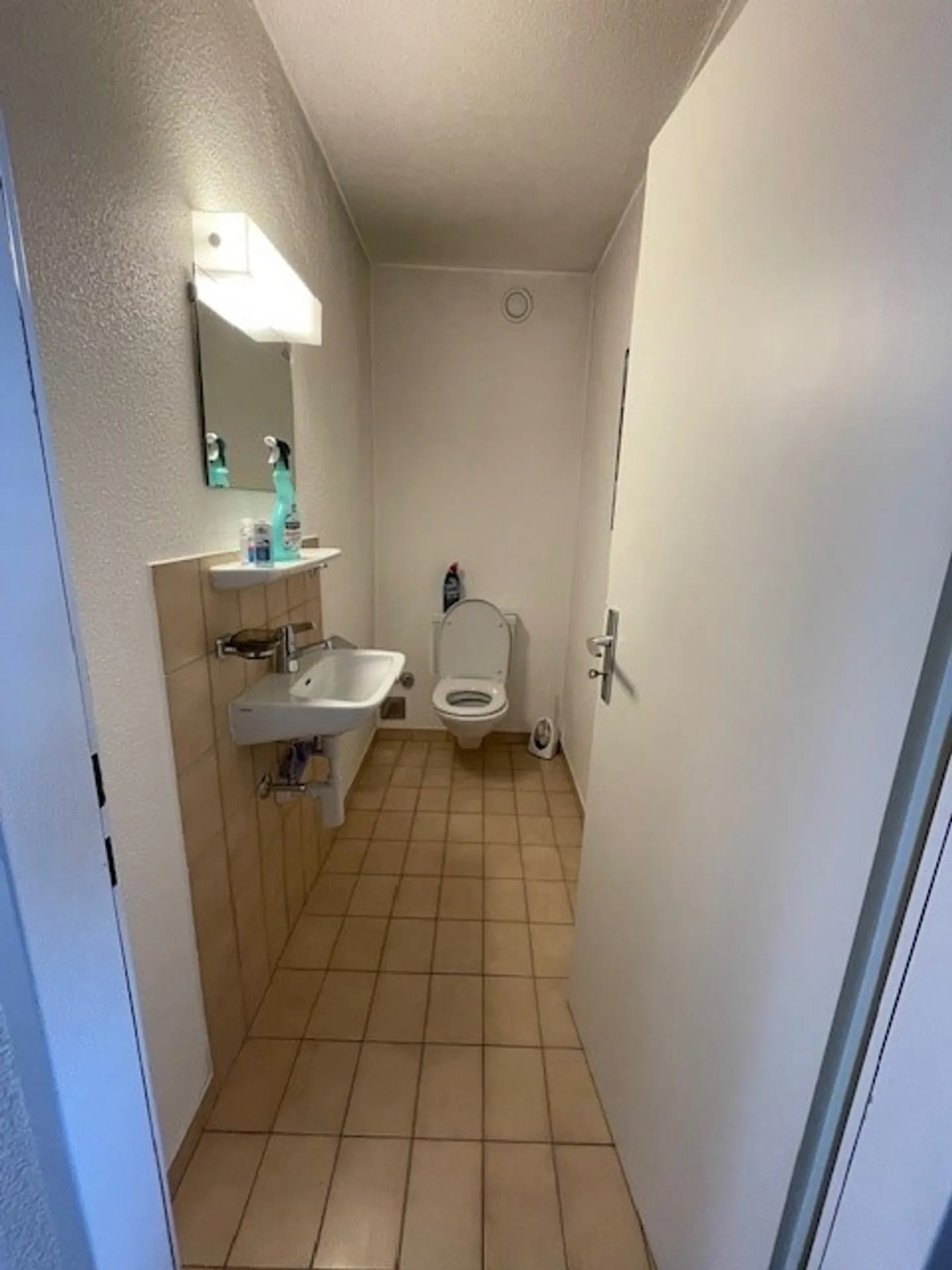 Appartement rafraîchi de 3 pièces au 9? étage, avec balcon et vue dégagée. - Photo 8 sur 9