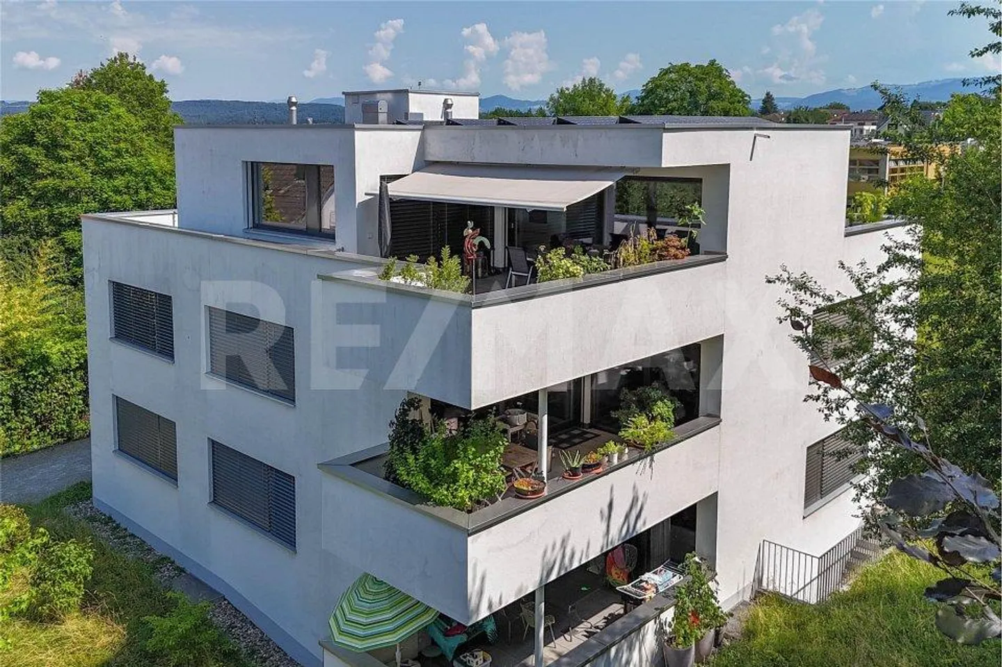 Modern 5.5-room 2-story apartment with generous layout. - Photo 1 of 10