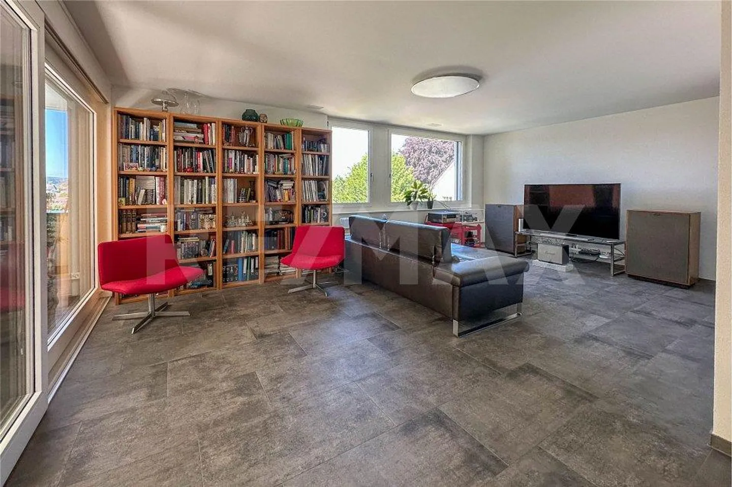 Modern 5.5-room 2-story apartment with generous layout. - Photo 2 of 10