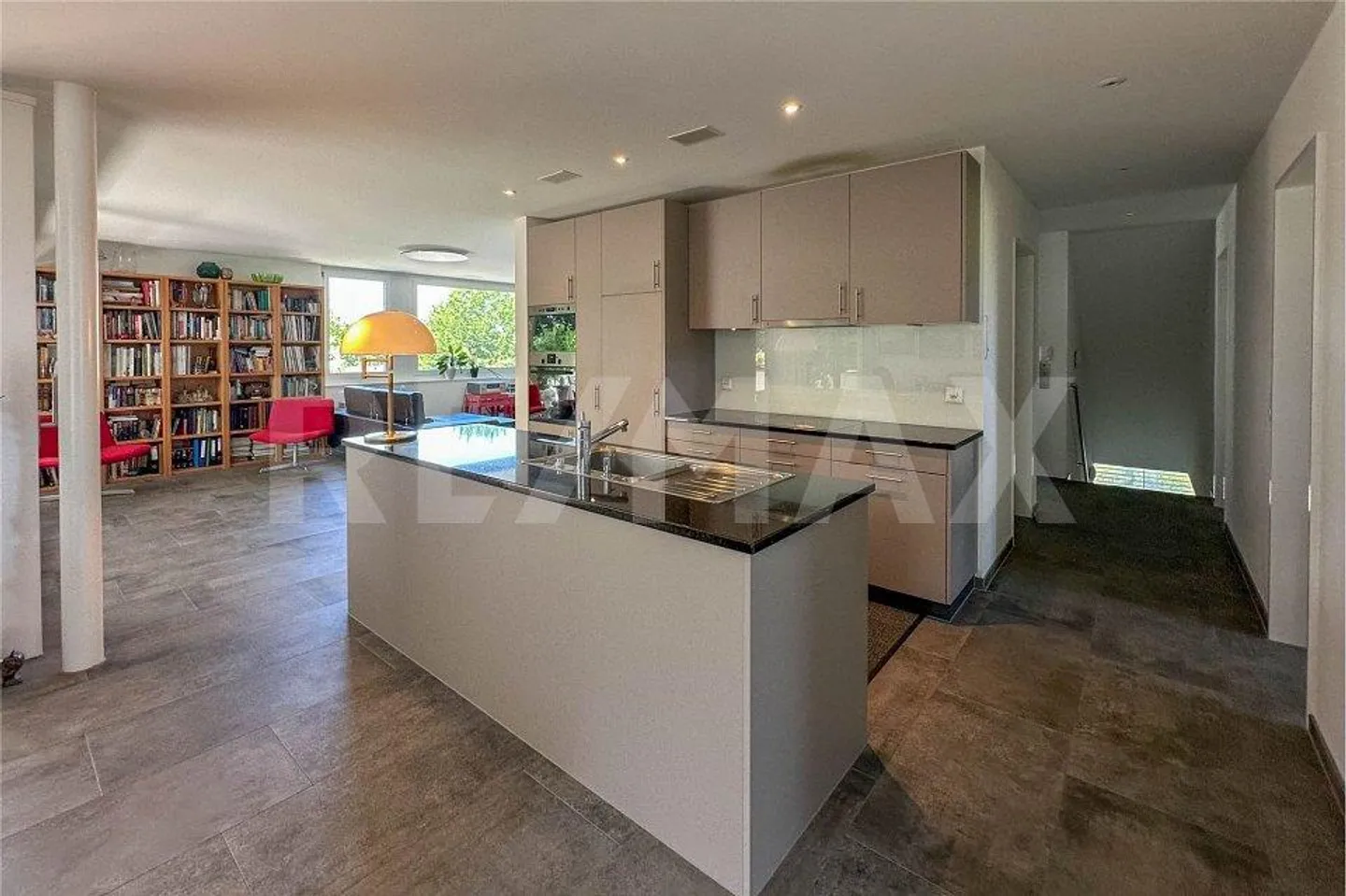 Modern 5.5-room 2-story apartment with generous layout. - Photo 3 of 10