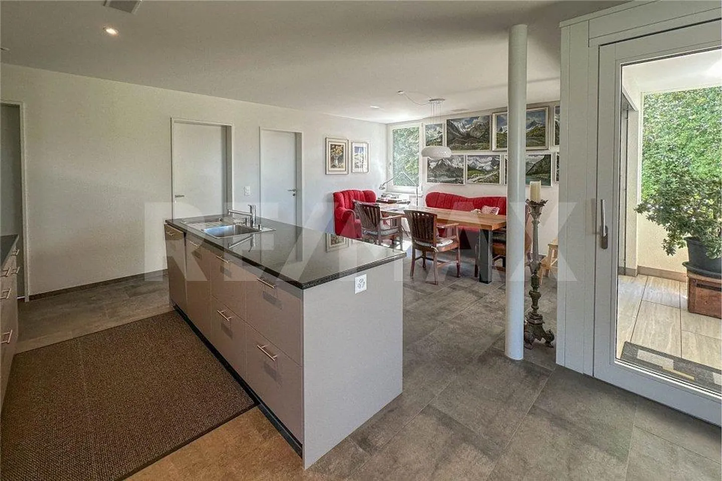 Modern 5.5-room 2-story apartment with generous layout. - Photo 4 of 10