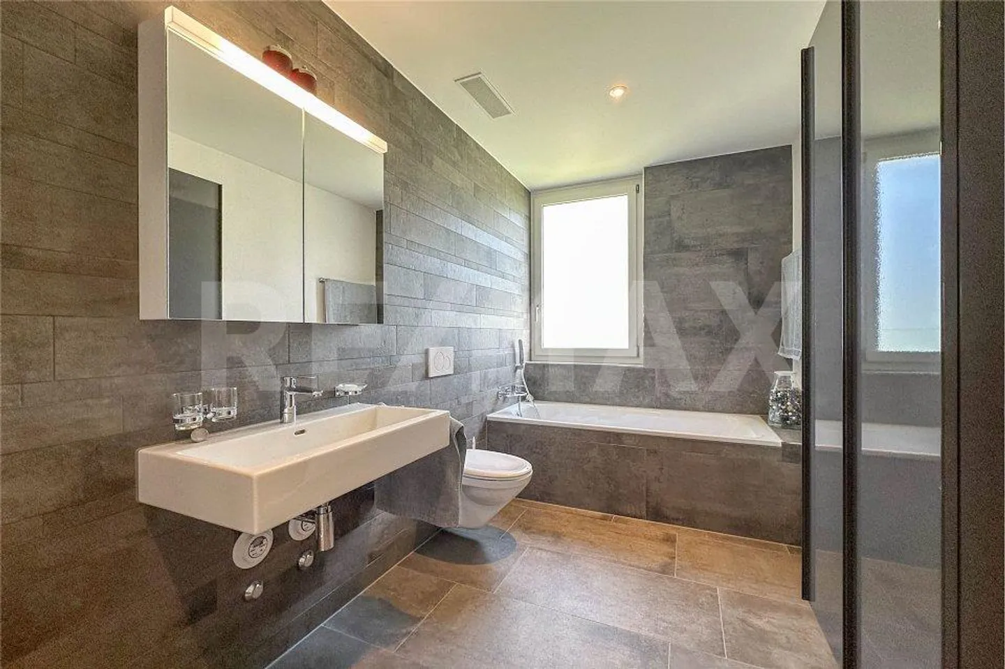 Modern 5.5-room 2-story apartment with generous layout. - Photo 6 of 10