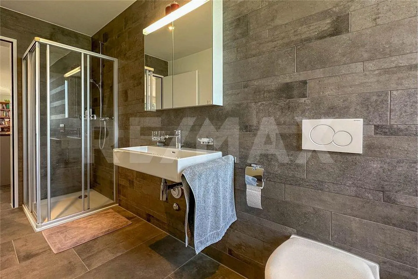 Modern 5.5-room 2-story apartment with generous layout. - Photo 7 of 10