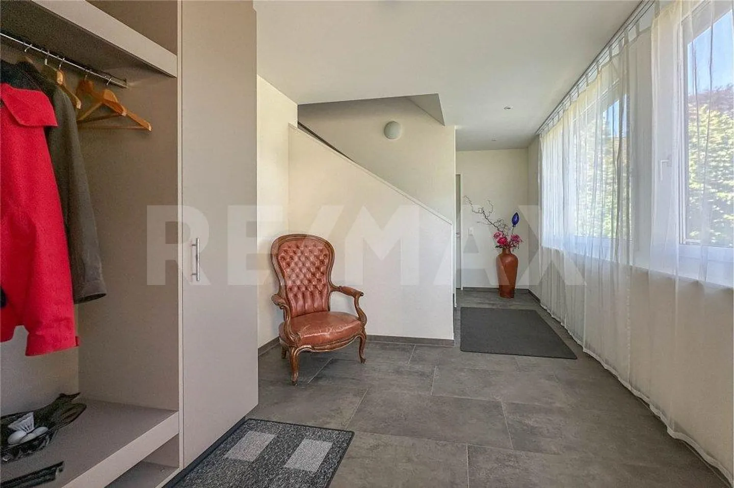 Modern 5.5-room 2-story apartment with generous layout. - Photo 8 of 10