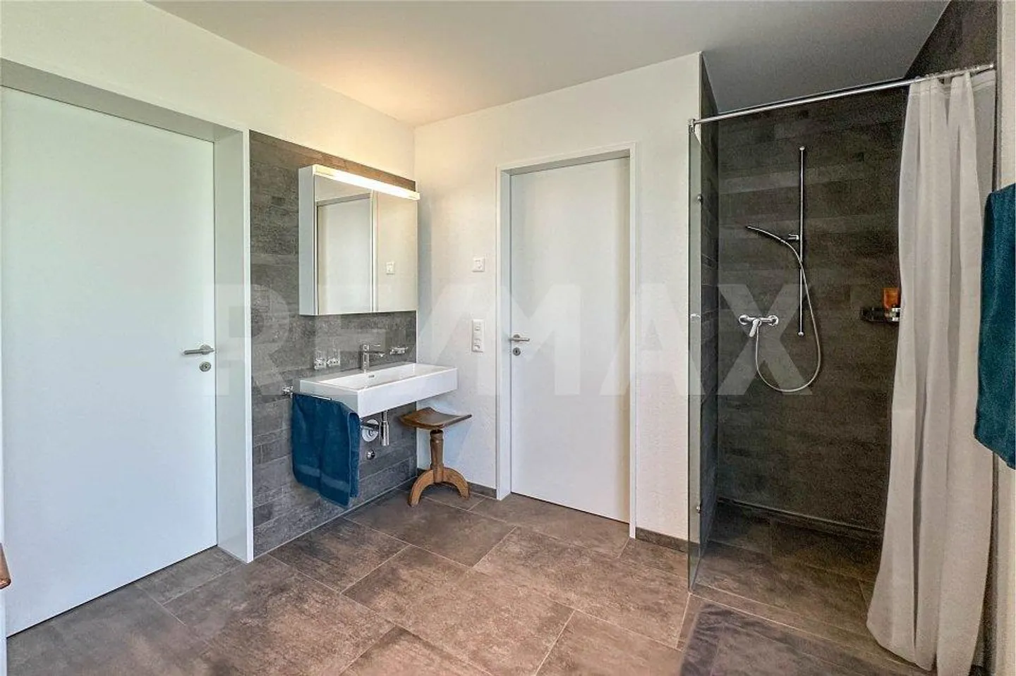 Modern 5.5-room 2-story apartment with generous layout. - Photo 9 of 10