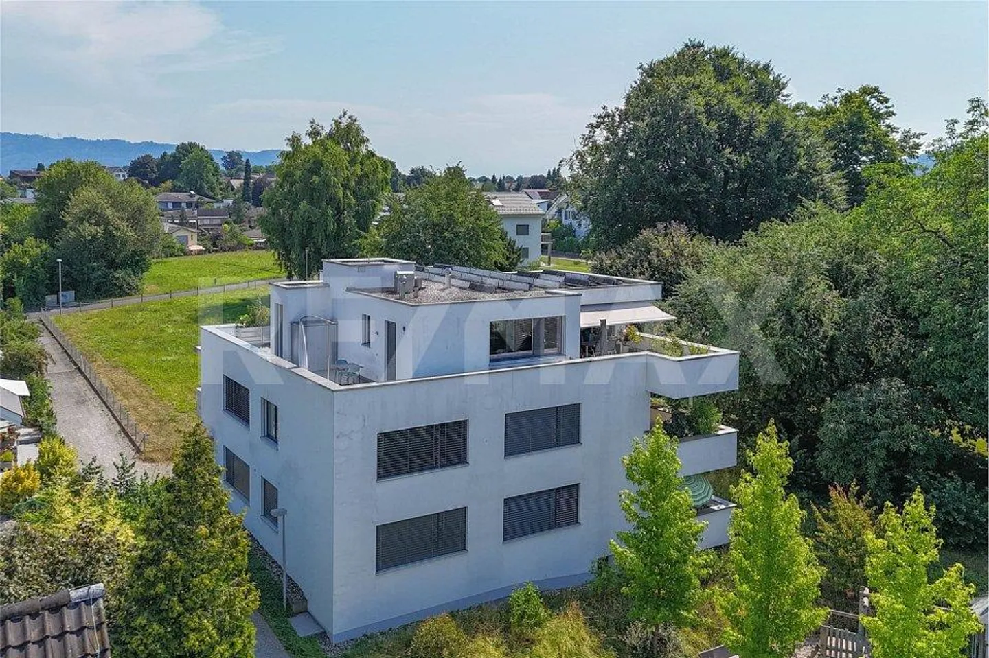Modern 5.5-room 2-story apartment with generous layout. - Photo 10 of 10