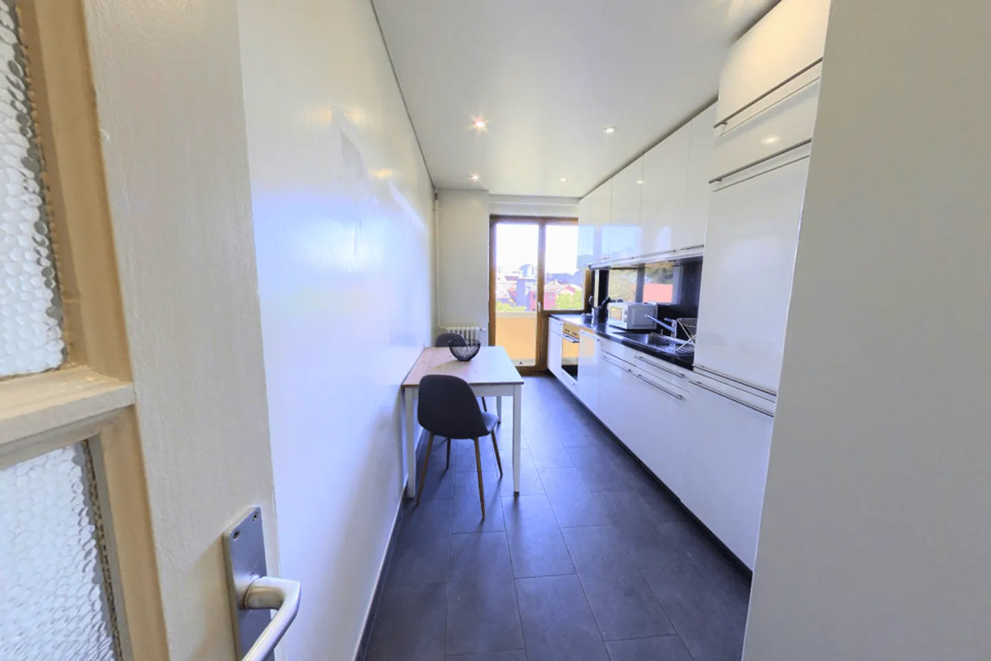 1-Zimmer möblierte geräumige Wohnung mit Balkon in Genf! - Foto 6 von 13